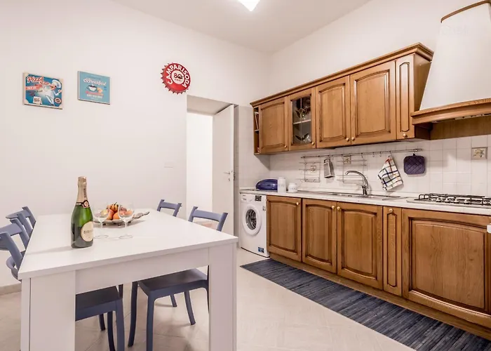 Apartment Easytopstay - Piazza Vescovio Spazioso Trilocale