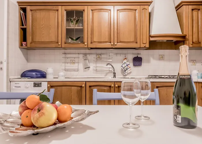 Apartment Easytopstay - Piazza Vescovio Spazioso Trilocale *