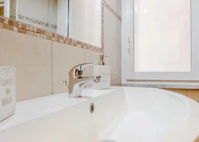 Easytopstay - Piazza Vescovio Spazioso Trilocale