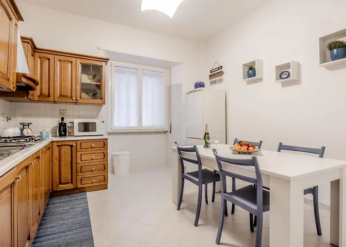Easytopstay - Piazza Vescovio Spazioso Trilocale