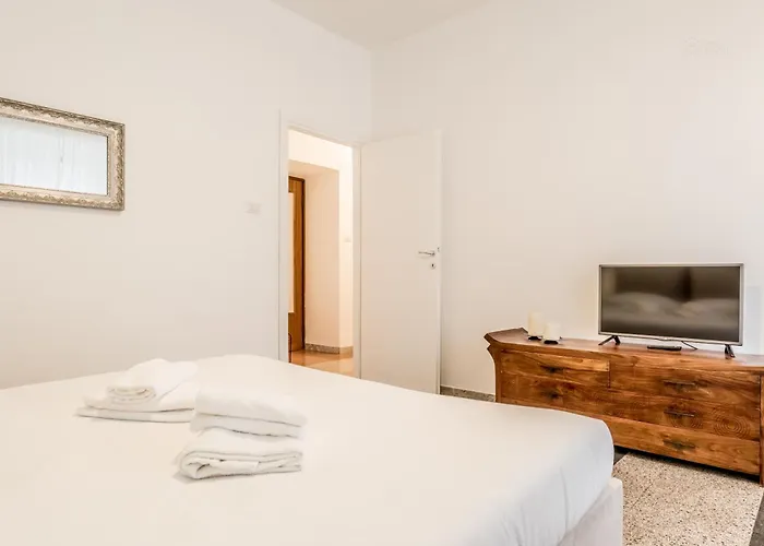 Easytopstay - Piazza Vescovio Spazioso Trilocale
